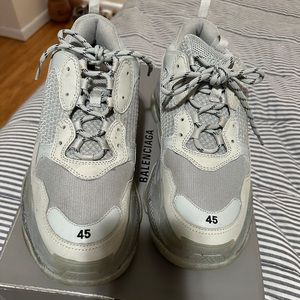 Authentic men Balenciaga sneaker size 45. This sneaker fits a US 12